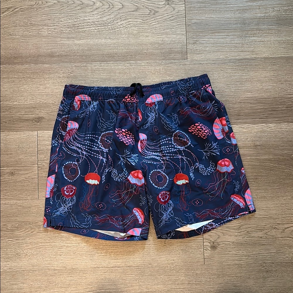 MeUndies Men's Navy and Red Patterned Shorts